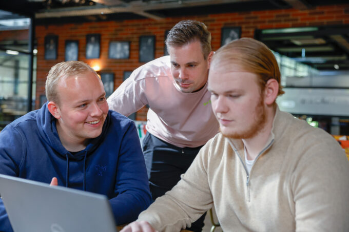 Dtch. Digitals developers Bart (l), Stef (m) en Bas (r) werken aan de toegankelijkheid voor websites en shops voor klanten